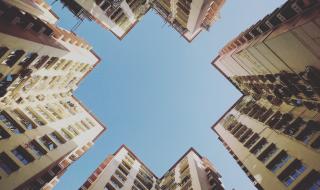 电梯最多能乘10人,你正好是第10个.你走进电梯之后发现超重了 电梯最多能乘坐10人